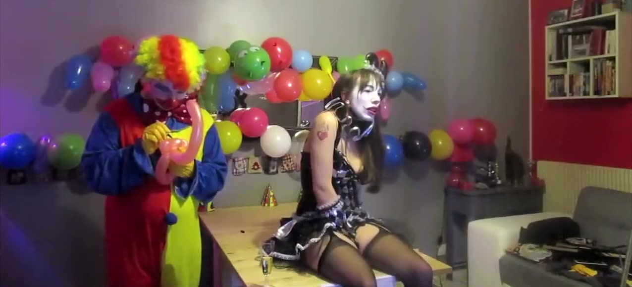 Threesome 2 Clowns Torture A French Camgirl Ohmibod & Punish TwitKikrak1
